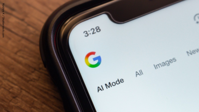 Smartphone con logo di Google e AI Mode